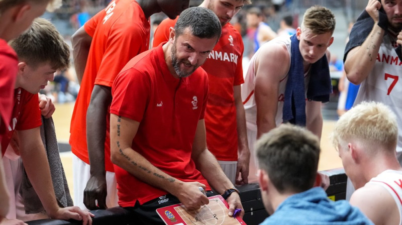 Arnels Dedičs vadot Dānijas valstsvienību. Foto: FIBA