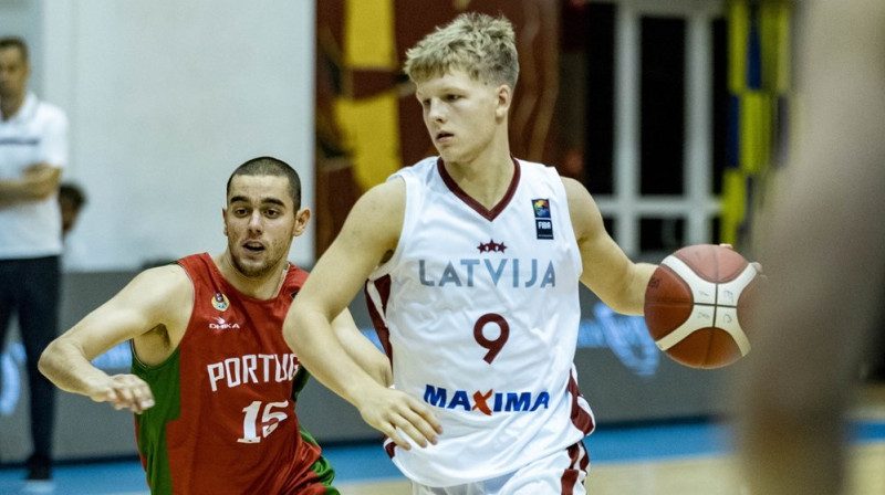 Latvijas U18 izlases basketbolists Kristofers Karlsons ar bumbu. Foto: FIBA