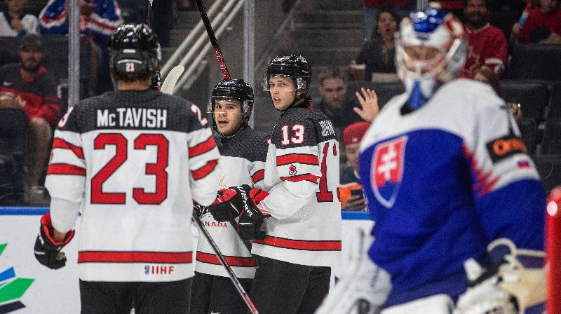 Kanādas U20 izlases formālās svinības pēc vārtu guvuma pret Slovākiju. Foto: TT NYHETSBYRÅN/Scanpix