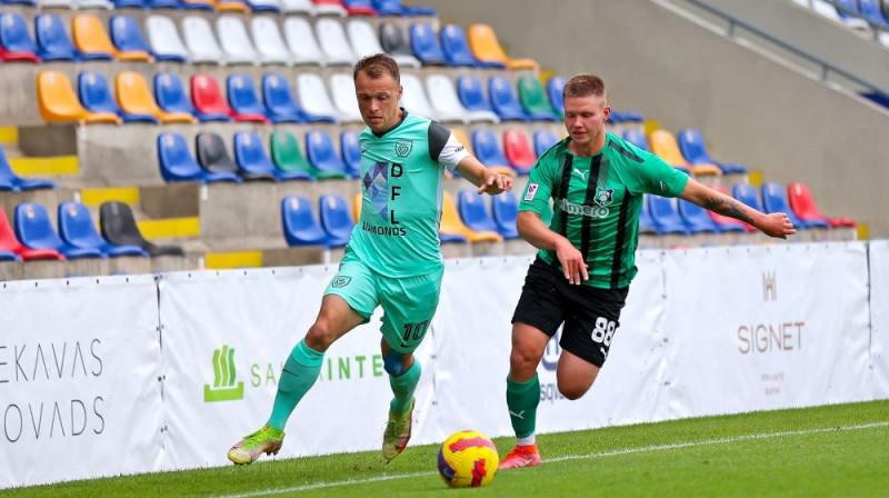 Alvis Jaunzems (pa kreisi) pret Vladimiru Stepanovu. Foto: Valmiera FC