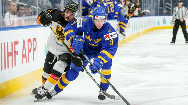 Zviedrijas U20 izlases hokejists Daniels Jungmans. Foto: Chris Tanouye/HHOF-IIHF Images