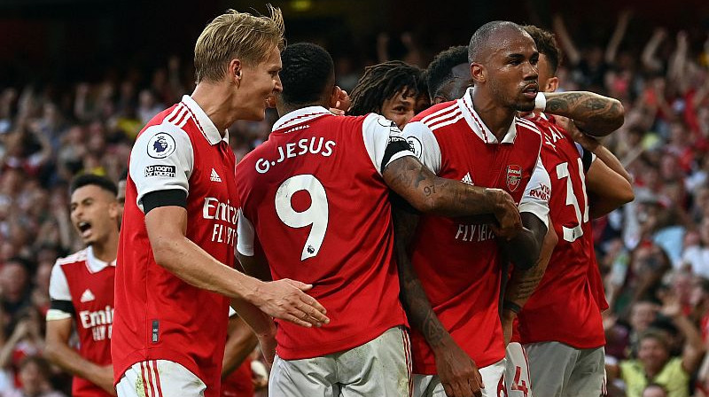 "Arsenal" futbolisti atzīmē vārtu guvumu. Foto: AFP/Scanpix