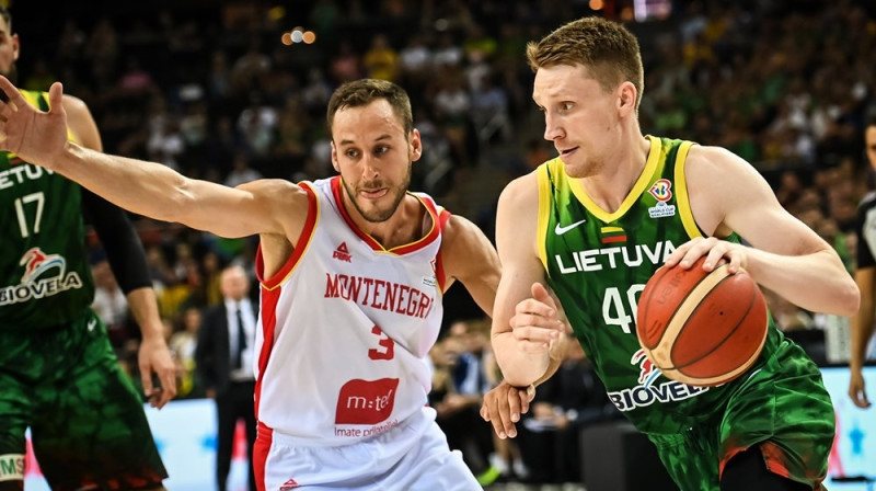 Marjus Grigonis ar bumbu. Foto: FIBA