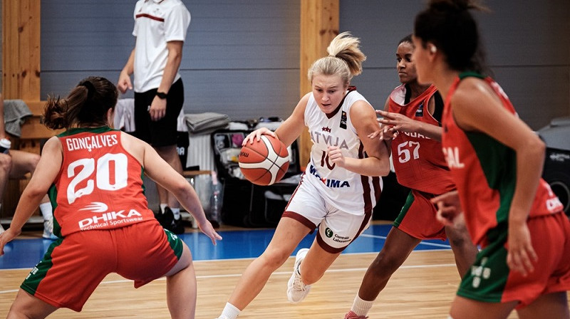 Elizabete Bulāne spēlē pret Portugāles U20 izlasi. Foto: FIBA