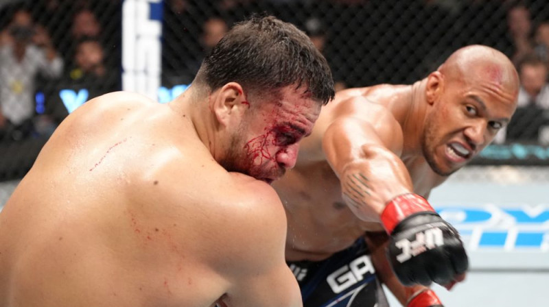 Sirils Gans raida sitienu pa Taju Tuivasu. Foto: twitter.com/UFC Europe