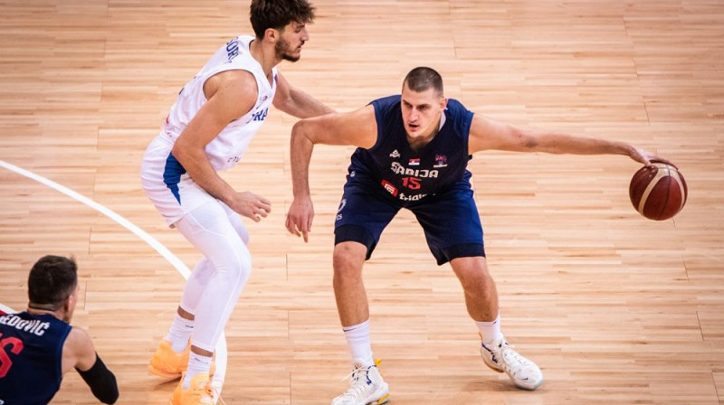 Nikola Jokičs (#15) Serbijas kreklā ''EuroBasket 2022'' grupas turnīra spēlē pret Izraēlu. Foto: FIBA