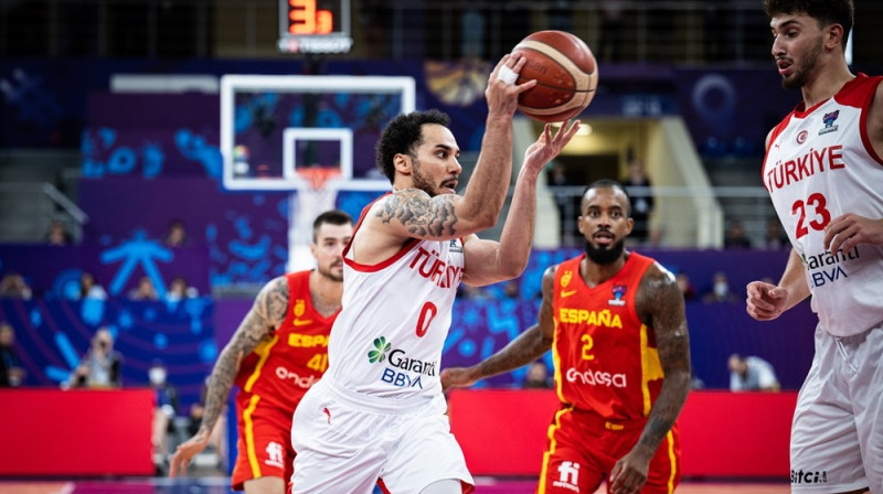 Šeins Larkins ar bumbu. Foto: FIBA