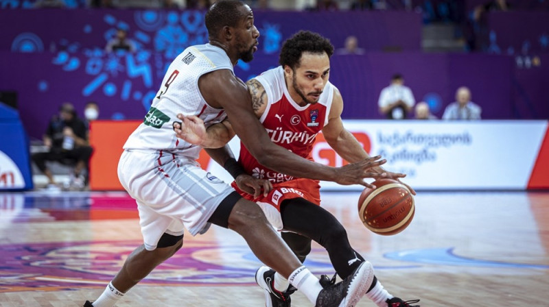 Šeins Larkins ar bumbu pret Žonatanu Tabū. Foto: FIBA