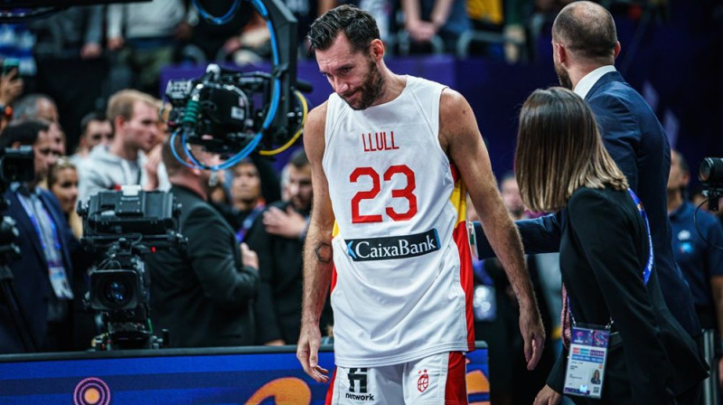 Spānijas izlases kapteinis Rūdijs Fernandess ar Serhio Juļa kreklu. Foto: FIBA