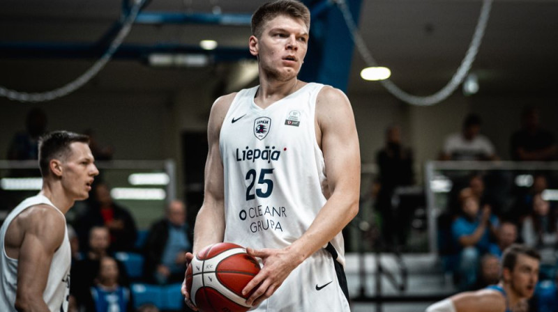 ''Liepājas'' spēlētājs Kārlis Siliņš (#25). Foto: estlatbl.com