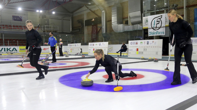 No kreisās: Tīna Siliņa, Ieva Rudzīte, Katrīna Gaidule
Foto: Juris Bērziņš-Soms