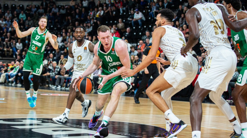 Rolands Šmits pret Aminu Nuā. Foto: Zalgiris.lt