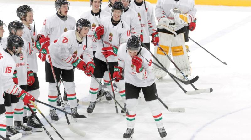 Ungārijas U20 valstsvienības hokejisti sveic Benci Horvātu (Nr. 9). Foto: Magyar Jégkorong Szövetség