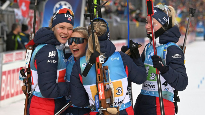 Norvēģijas biatlonistes svin uzvaru stafetes sacensībās Rūpoldingā. Foto: Christof Stache/AFP/Scanpix