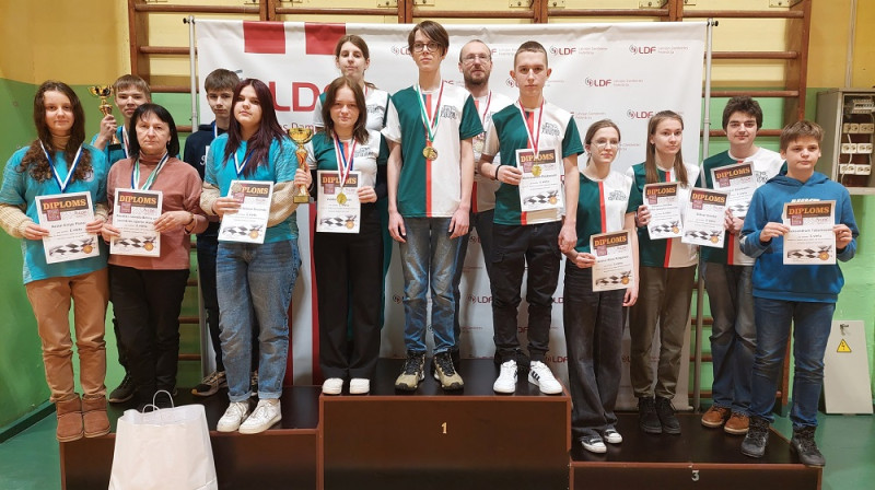 Godalgoto vietu ieguvēji koamdnām U16 grupā. Foto: Latvijas Dambretes federācija.