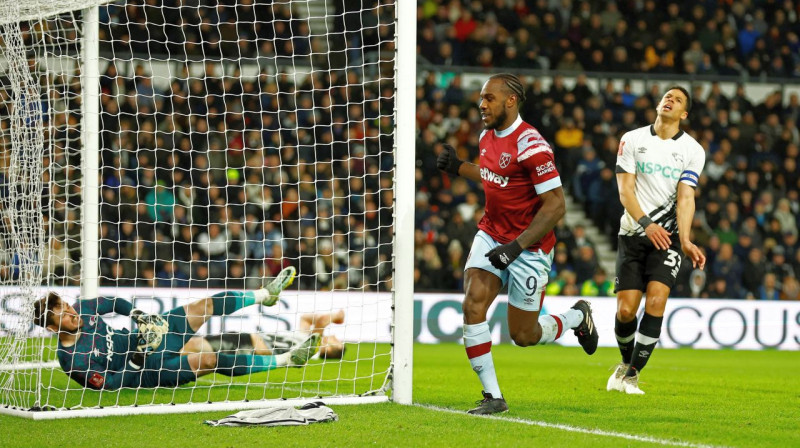 "West Ham United" futbolists Maikls Antonio mirkli pēc vārtu guvuma Dārbijā. Foto: Peter Cziborra/Reuters/Scanpix