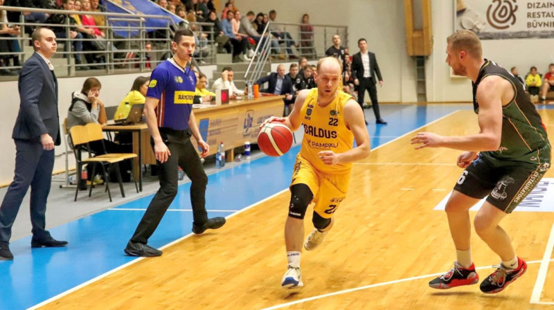 "Saldus" basketbolists Kaspars Baumanis ar bumbu. Foto: BK Saldus