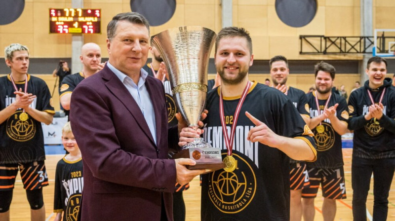 LBS prezidents Raimonds Vējonis un Kārlis Večens. Foto: Basket.lv