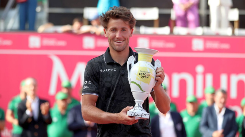 Kaspers Rūds ar "Estoril Open" trofeju. Foto: Petro Fiuza/Zumapress.com/Scanpix