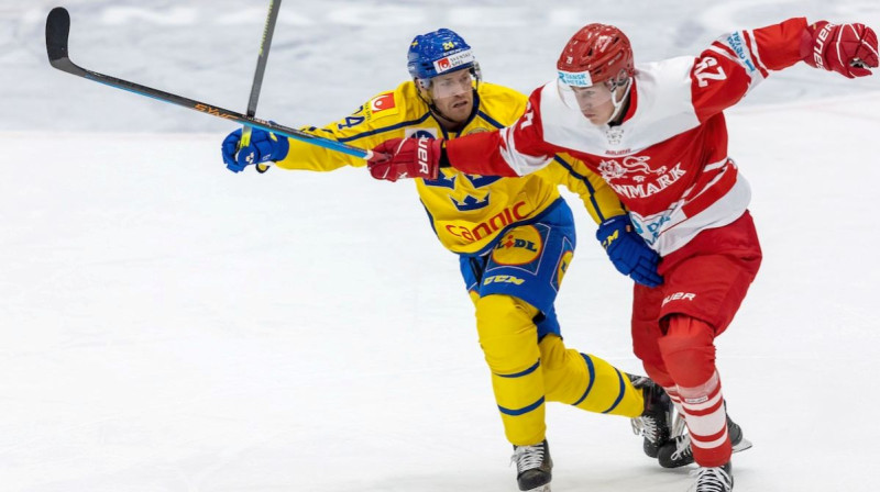 Zviedrijas hokejists Oskars Lindberjs (Nr. 24) pret dāni Gustavu Grēnu (Nr. 29). Foto: Niels Husted/Ishockeylandsholdene