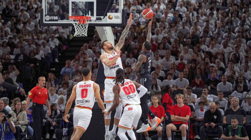 Donāts Motejūns aizsardzībā pret Dī Bostu. Foto: AS Monaco Basket