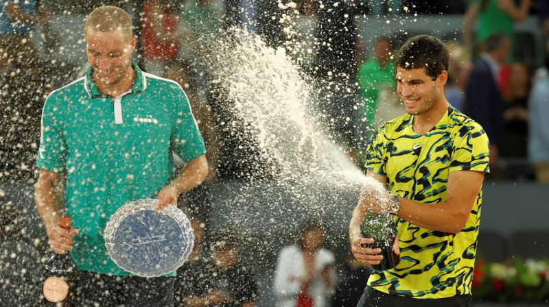 Madrides "Masters" sacensību finālisti Karloss Alkarass un Jans-Lenards Štrufs. Foto: Chema Moya/EPA/Scanpix