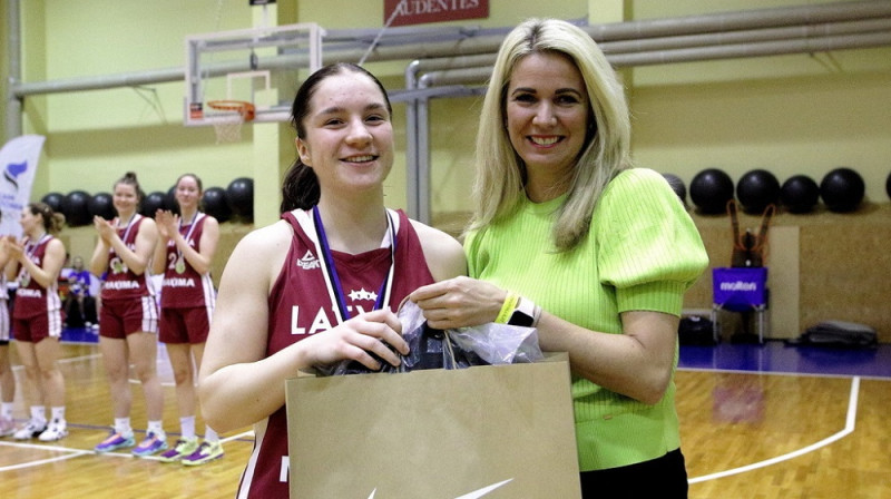 Madara Šmite (no kreisās). Foto: Basket.ee