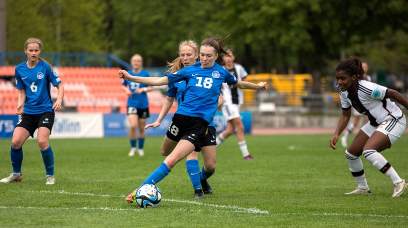 Igaunijas U17 valstsvienības aizsardze Annegreta Kala ar bumbu. Foto: Katariina Peetson/jalgpall.ee