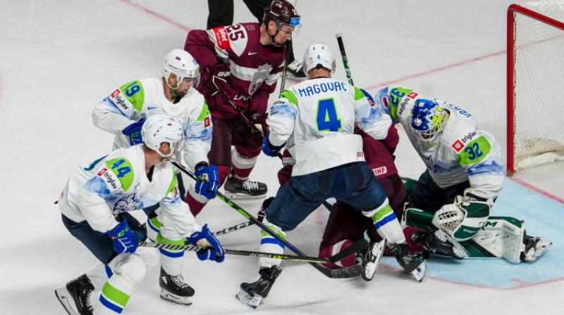 Andris Džeriņš pie Slovēnijas vārtiem. Foto: Guntis Lazdāns/LHF