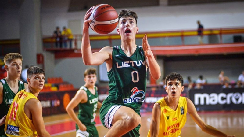 Lietuvas U16 valstsvienības basketbolists Kajs Mikaļausks uzbrukumā. Foto: FIBA