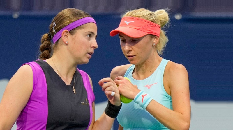Aļona Ostapenko un Ludmila Kičenoka. Foto: Mathieu Belanger / Tennis Canada