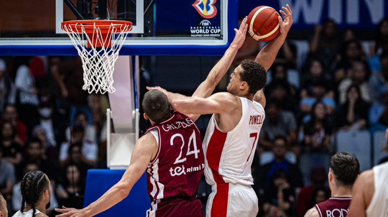 Andrejs Gražulis aizsardzībā prat Dvaitu Pauelu. Foto: FIBA