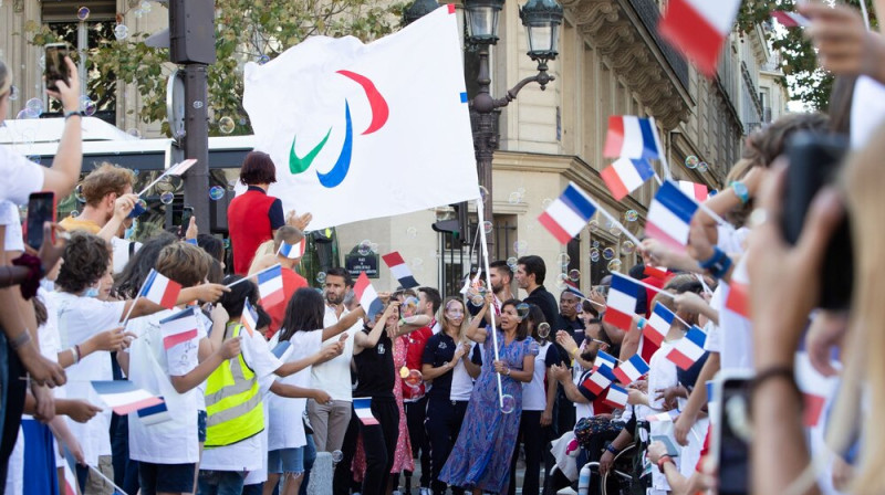 Paralimpisko spēļu karogs Parīzes ielās. Foto: IPC