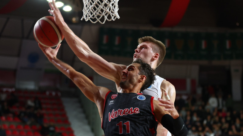 Kārlis Šiliņš aizsardzībā. Foto: FIBA