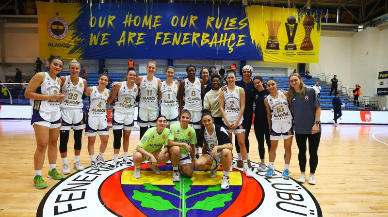 Kitija Laksa un "Fenerbahce" basketbolistes 2023. gada 2. decembrī. Foto: Fenerbahce