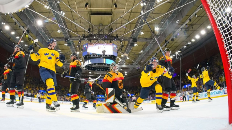 Mirklis pēc Zviedrijas U20 valstsvienības vārtu guvuma. Foto: IIHF