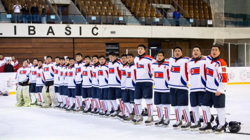 Ziemeļkorejas valstsvienības hokejisti pēc uzvaras pār Honkongu. Foto: Jaca Kalač/Hokejaški savez Bosne i Hercegovine