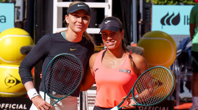 Paula Badosa un Džesika Bousasa. Foto: Mutua Madrid Open