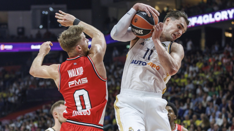 Mario Hezonja cīņā par bumbu. Foto: AP/Scanpix