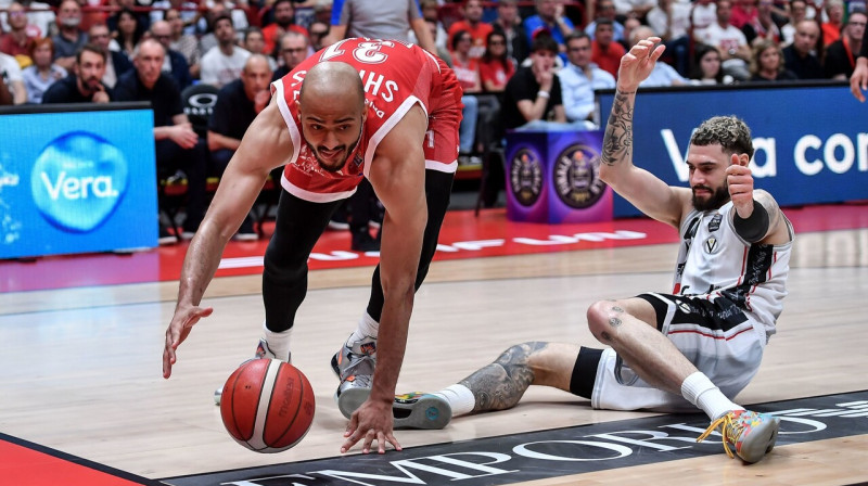 Milānas "Olimpia" basketbolists Šeivons Šīldss sniedzoties pēc bumbas. Foto: Olimpia Milano