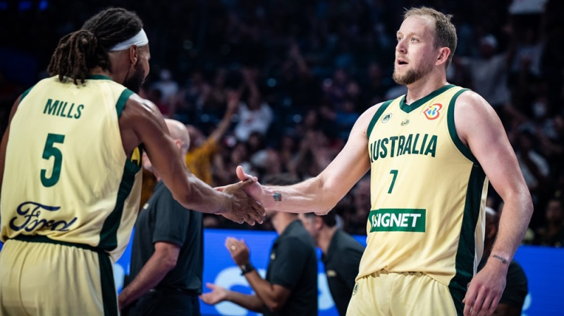 Džo Inglss un Petijs Milzs. Foto: FIBA