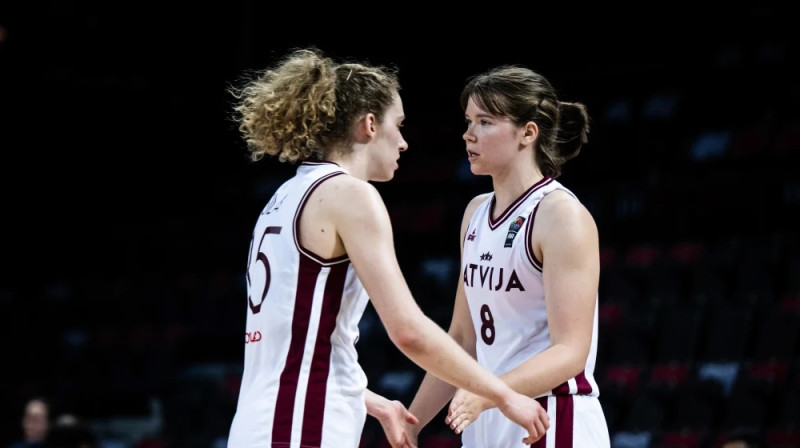 Luīze Sila un Evelīna Otto. Foto: FIBA