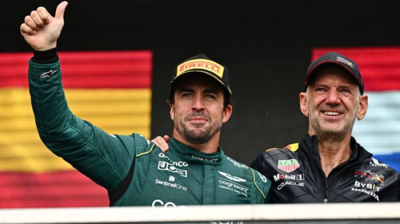 "Aston Martin" pilots Fernando Alonso un Adrians Ņūvijs. Foto: Motorsport.com