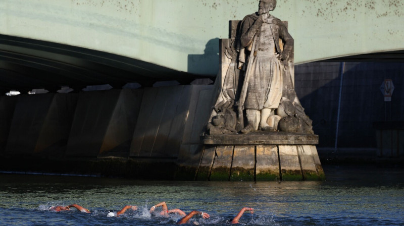 Žorža Djebola skulptūra "Zouave" Almas tiltā Parīzē. Desmit kilometru peldējums sievietēm. Foto: Franck Fife/AFP/Scanpix