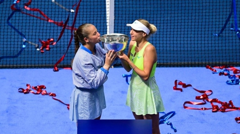 Aļona Ostapenko un Ludmila Kičenoka ar "US Open" trofeju. Foto: Mike Lawrence/USTA, usopen.org