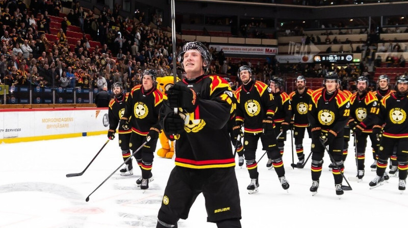 Jēvles "Brynäs" hokejisti pēc panākuma. Foto: Brynäs IF