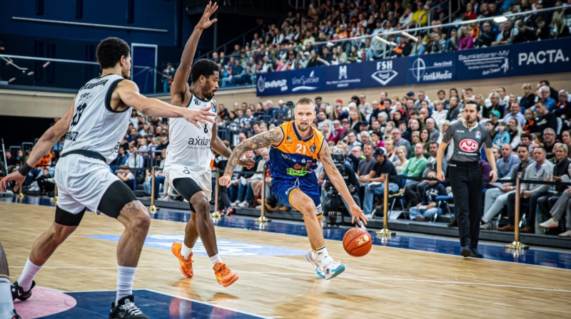 Aigars Šķēle uzbrukumā. Foto: Stefan Junghanns/Rostock Seawolves