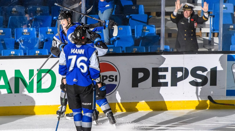 Ēriks Mateiko (Nr. 9) ar komandas biedriem pēc vārtu guvuma. Foto: Saint John Sea Dogs