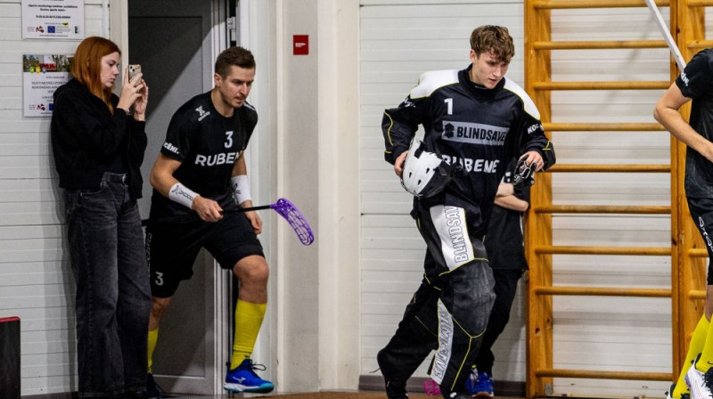 Ritvars Bērziņš (#3) guva izlīdzinājumu nesošos vārtus, bet Lauris Knoks (#1) bija galvenais varonis pēcspēles metienu sērijā, foto: Floorball.lv