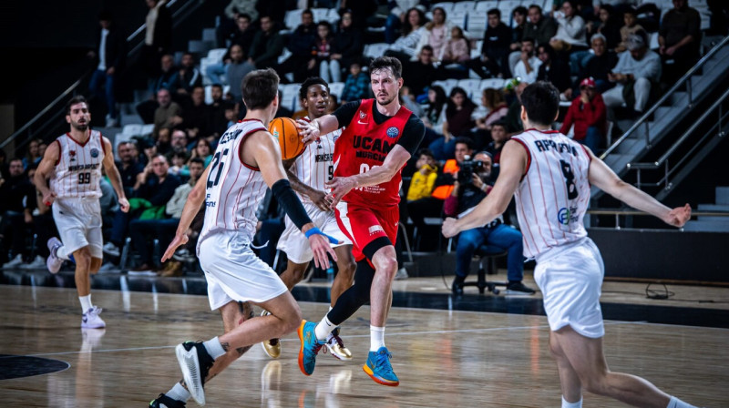 Rodions Kurucs spēlē pret "Manisa". Foto: FIBA